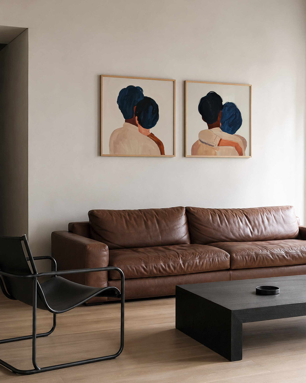 Interieurpresentatie van een tweedelige vierkante posterset met twee figuren