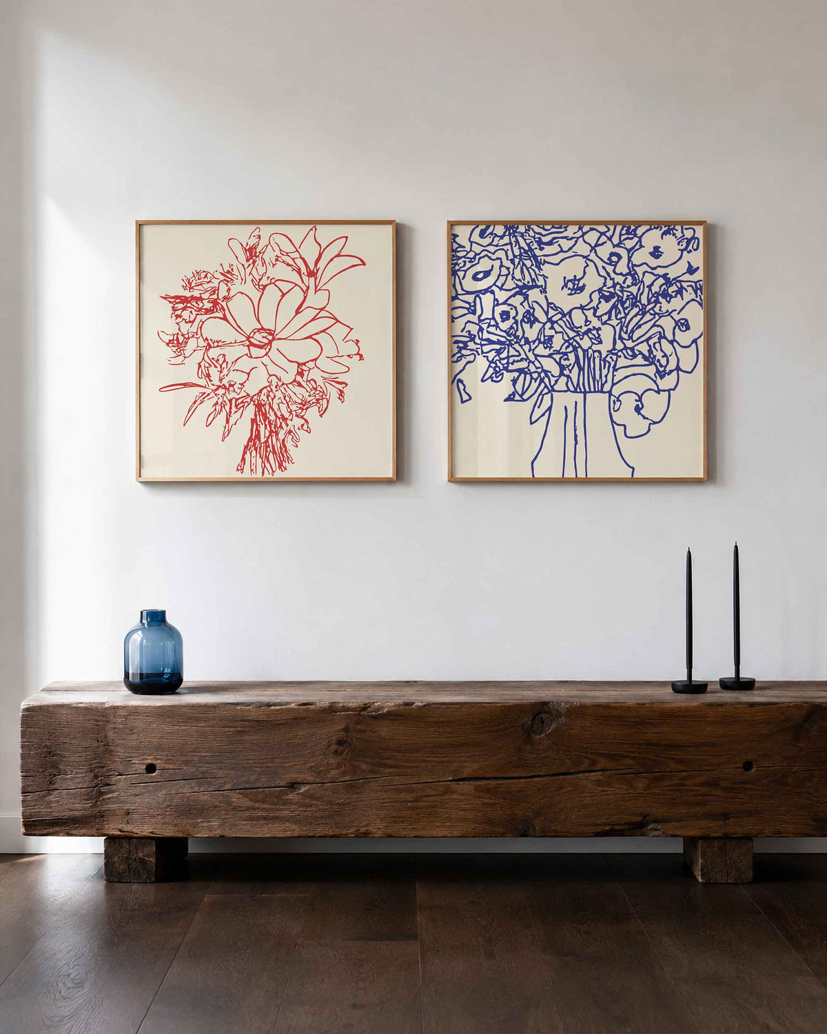 Interieurpresentatie van een tweedelige vierkante posterset met bloemenvaas