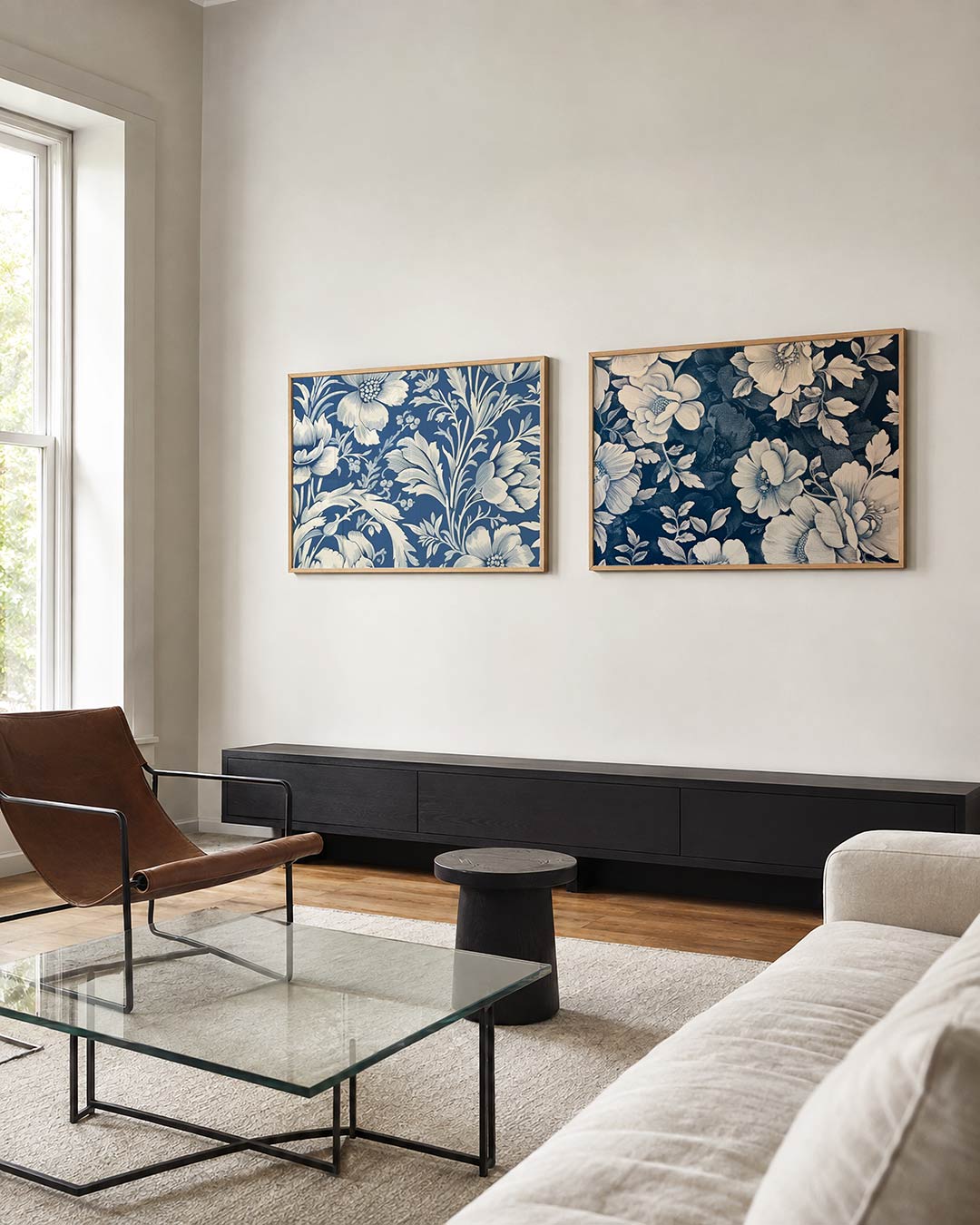 Interieurpresentatie van twee posters met een weelderig spel van witte bloemen en bladeren op een diepblauwe achtergrond