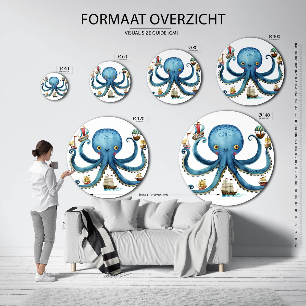 Blauwe octopus met schepen Muurcirkel – extra productweergave – Een blauwe octopus met een vriendelijke uitstraling houdt