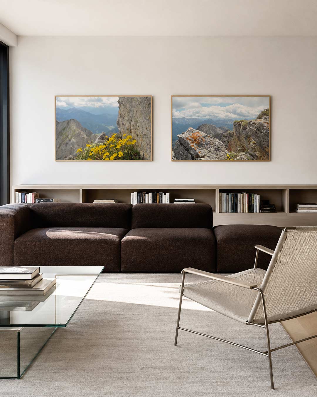 Interieur met liggend fotografisch tweeluik alpenrots en gele bloemen – Gerald Emming