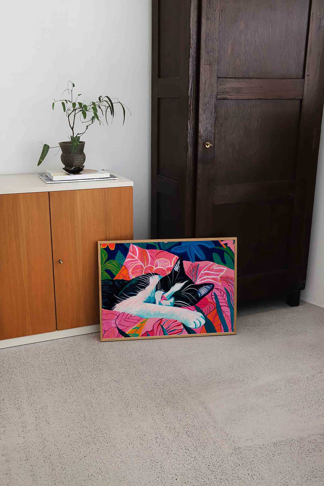 Slapende kat op kleurrijke achtergrond Poster