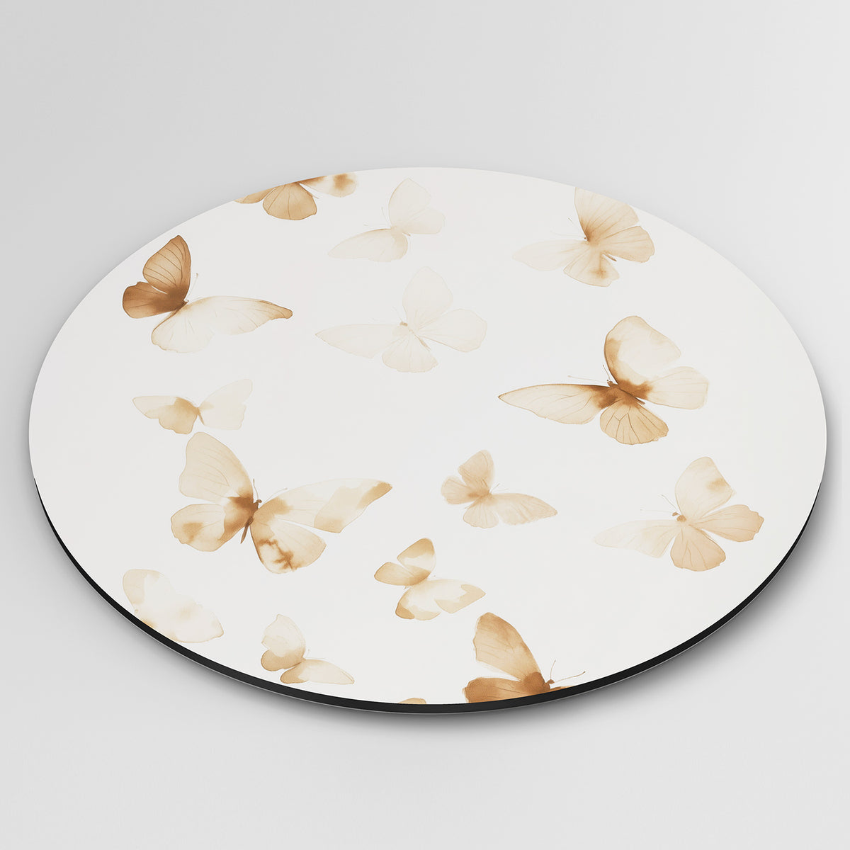 Vlinders in beige Muurcirkel – detailweergave – De muurcirkel toont delicate vlinders in zachte beige tinten.
