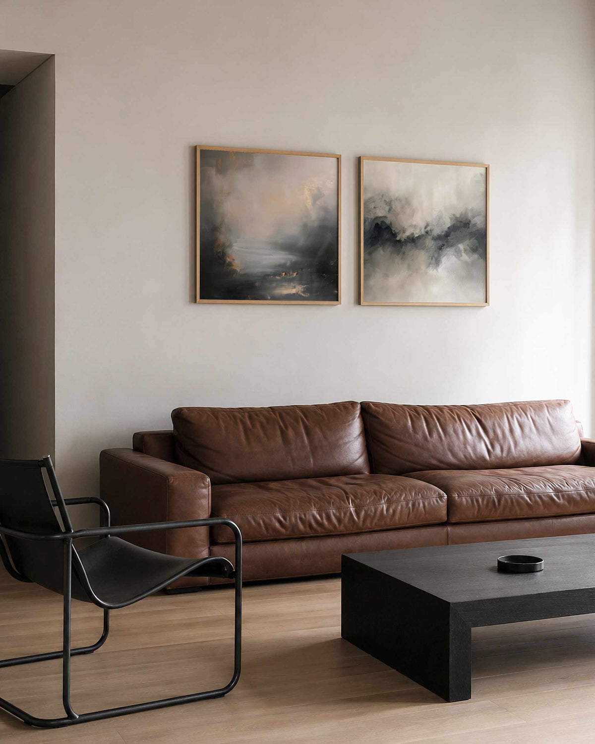 Interieurpresentatie van een tweedelige vierkante posterset met grijs beige abstracte