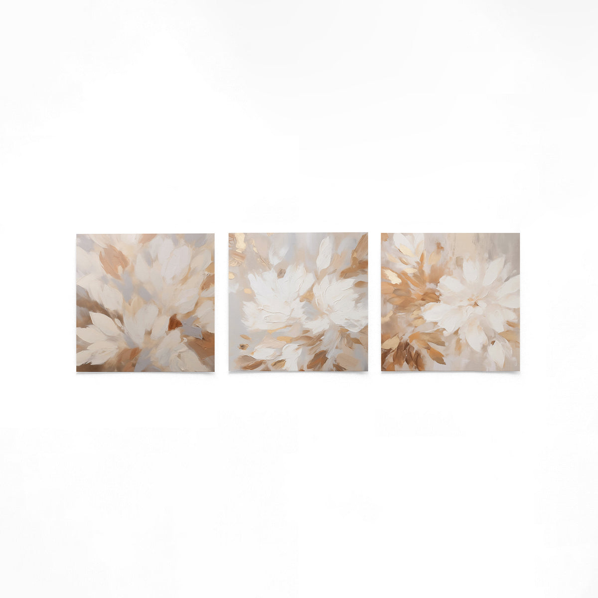 Drie vierkante posters met abstracte bloemen op een gebroken witte achtergrond
