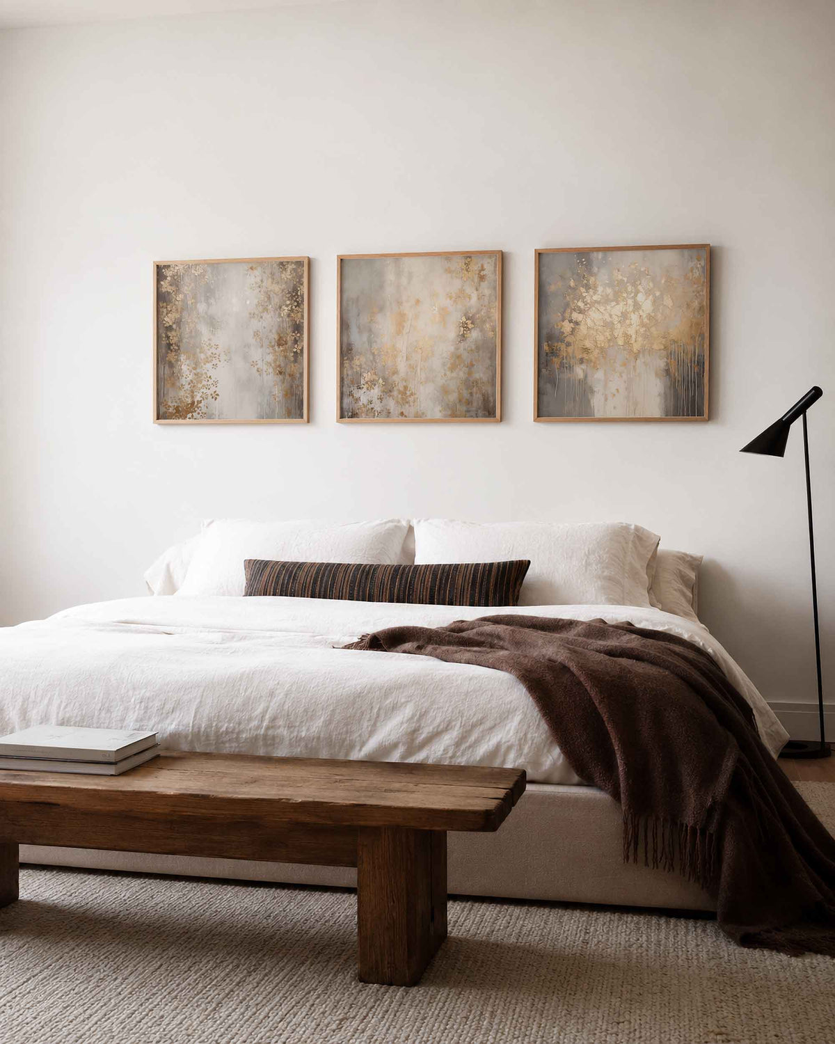 Interieurpresentatie van een driedelige vierkante posterset met abstracte gouden bloesem