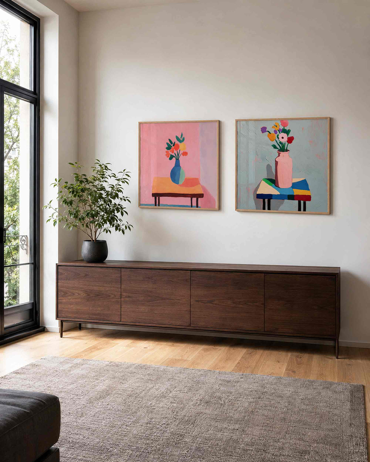Interieurpresentatie van een tweedelige vierkante posterset met bloemen in vazen