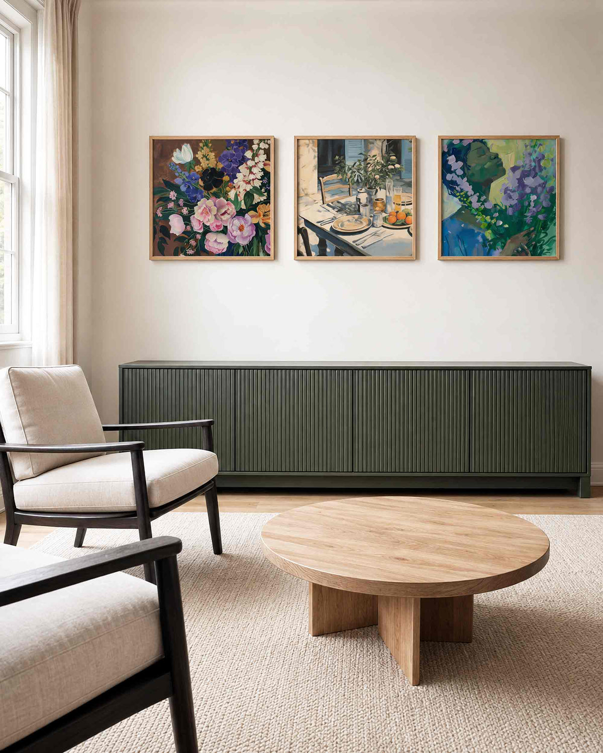 Interieurpresentatie van een driedelige vierkante posterset met bloemen en tuintafel