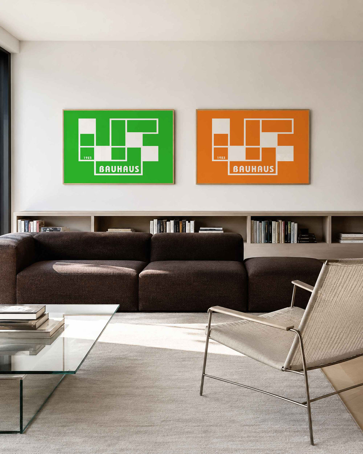 Interieurmockup van tweedelige landscape-posterset met witte rasterletters 1923