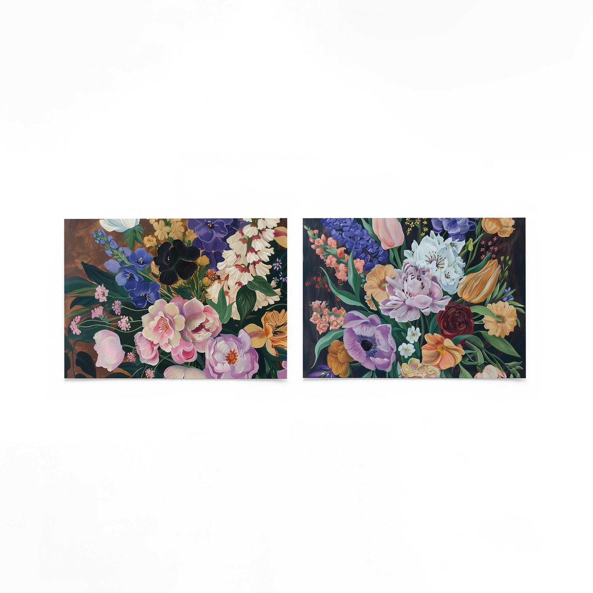 Twee liggende posters met een weelderige verzameling bloemen in diverse kleuren op een gebroken witte achtergrond