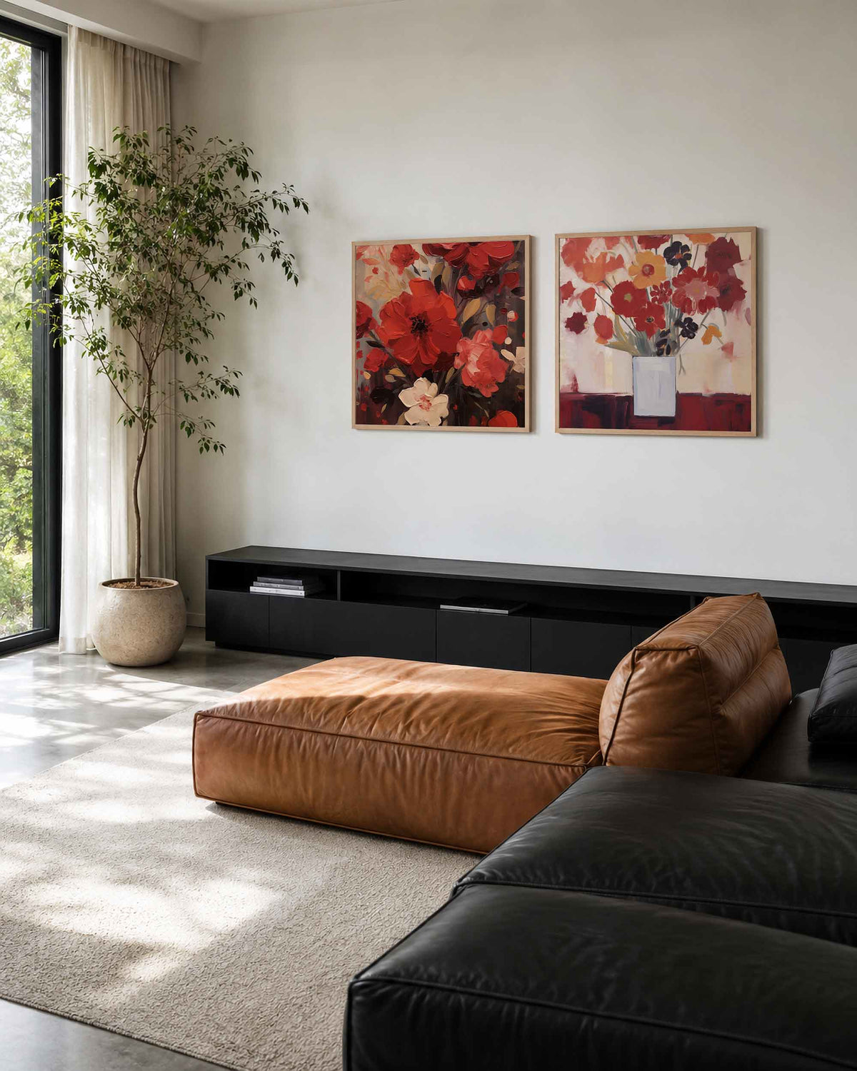Interieurpresentatie van een tweedelige vierkante posterset met rode bloemen