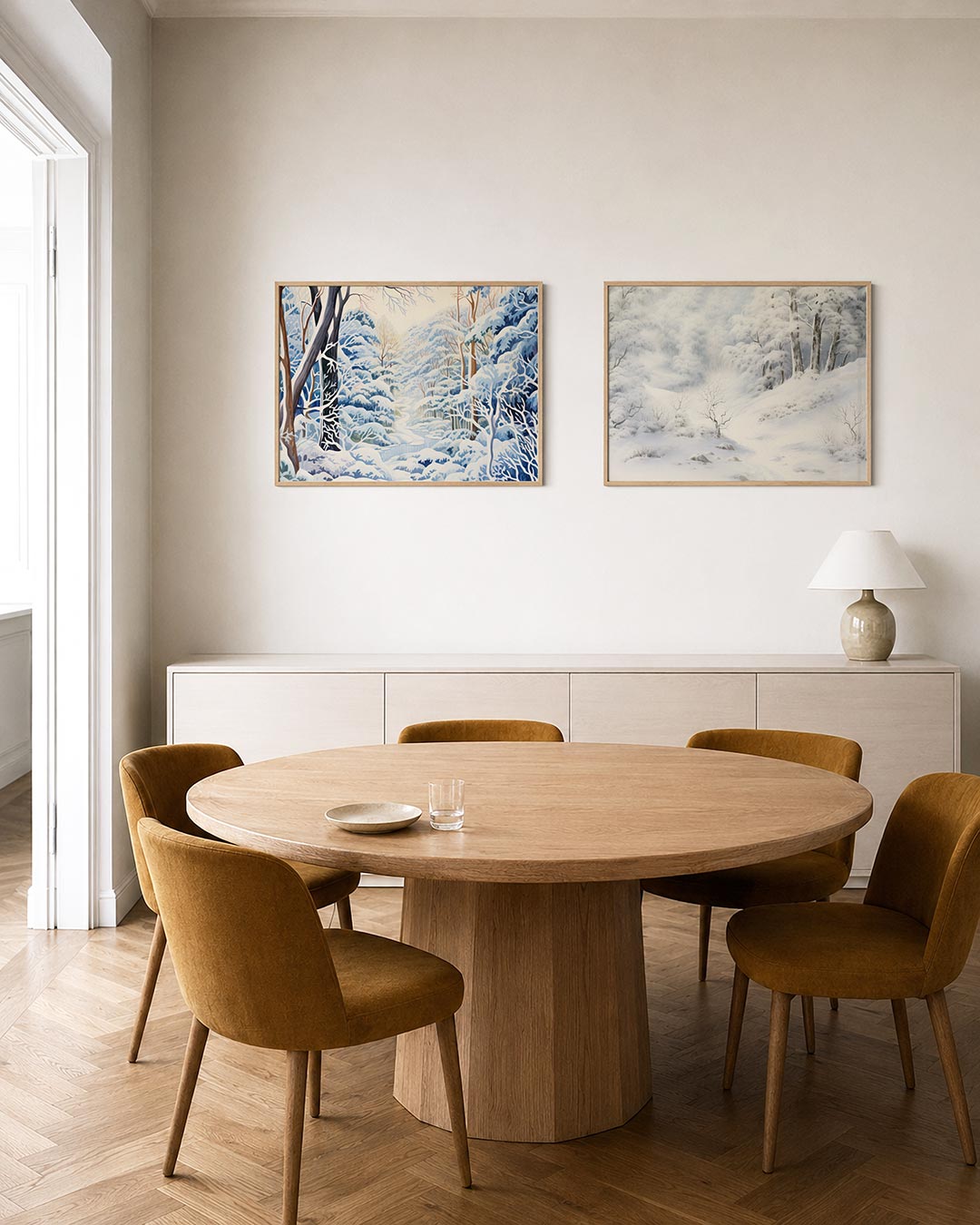 Interieurpresentatie van twee posters met een serene winterlandschap met golvende sneeuwbedekte bomen en kronkelende takken