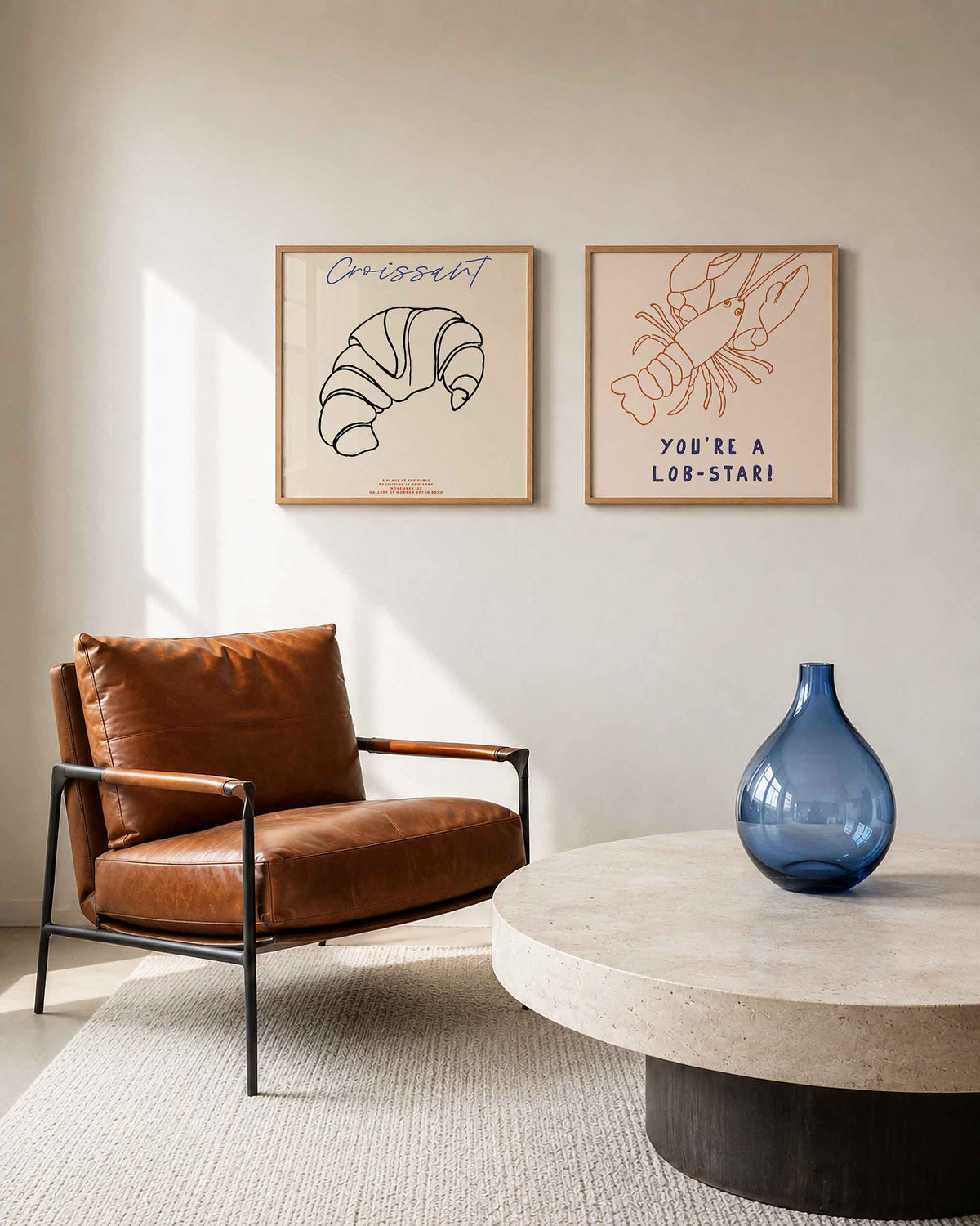 Interieurpresentatie van een tweedelige vierkante posterset met croissant en kreeft